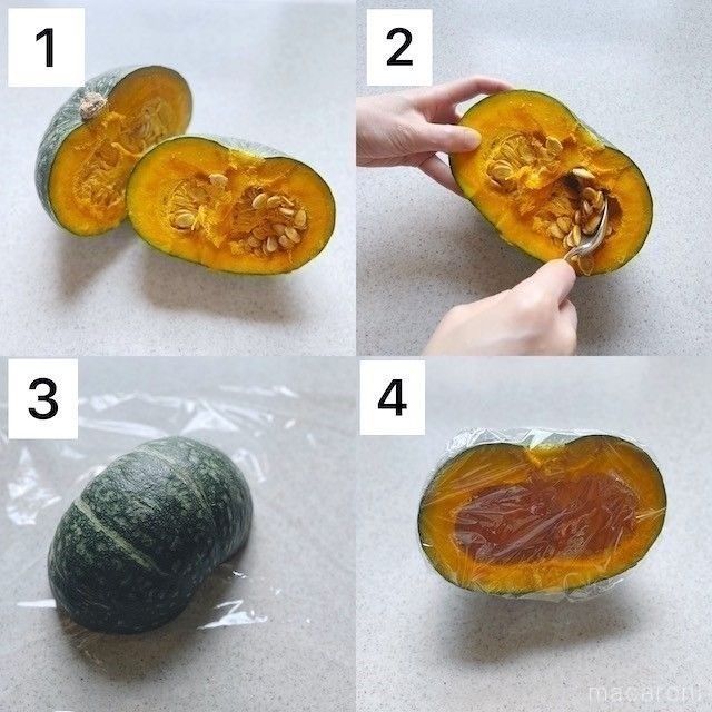 半分にカットしたかぼちゃの種とわたを取り除きラップで包む様子