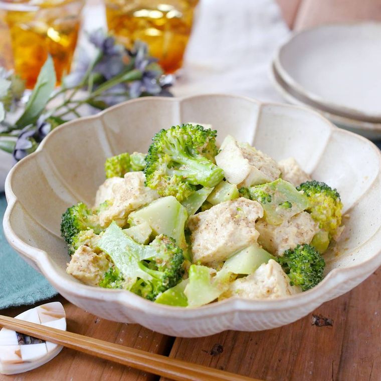 白い皿に盛られたブロッコリーと豆腐のごまマヨサラダ