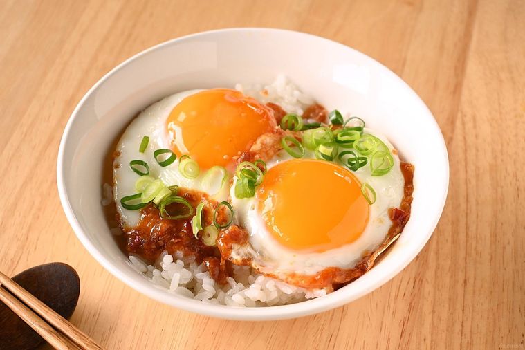 ごはんの上にピリ辛味噌ダレを絡めた半熟の目玉焼きが2個のっていて小ねぎが散らしてある