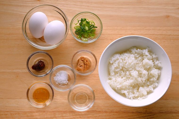 テーブルに卵2個と味噌や豆板醬、砂糖、ごま油、ごはんなどが並べられている