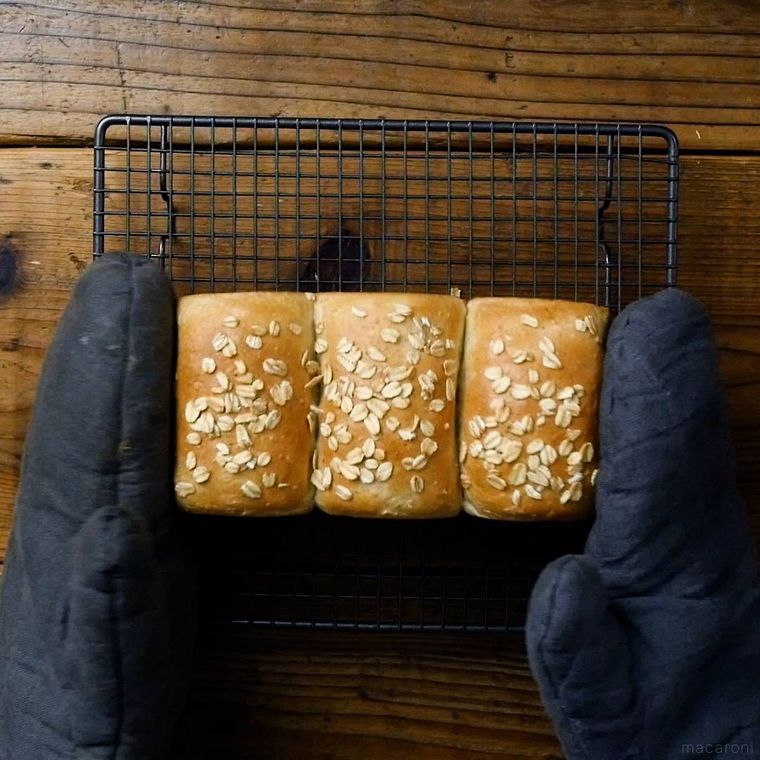 焼けたオートミール食パンをオーブンから取り出している様子