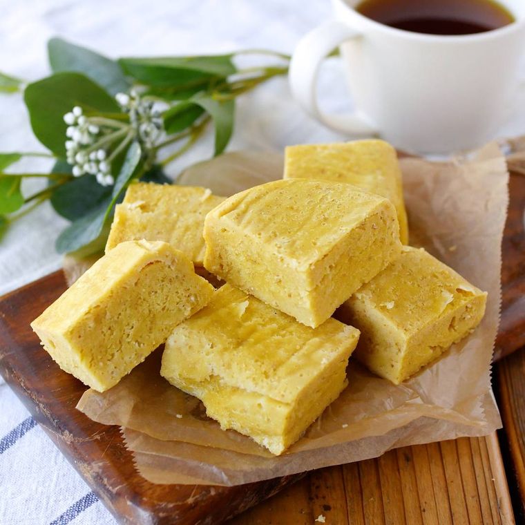 カッティングボードに盛り付けられたおから蒸しパン