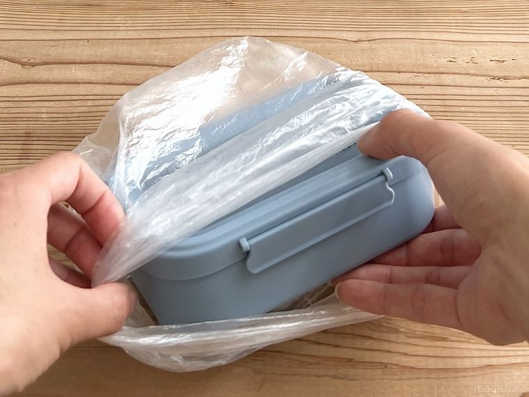 ポリ袋にお弁当箱を入れている様子