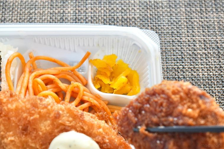 白い容器ののり弁に入った黄色いたくあん