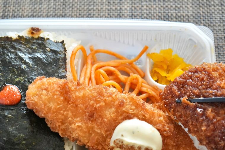 白い容器ののり弁に盛られたトマトソースパスタ