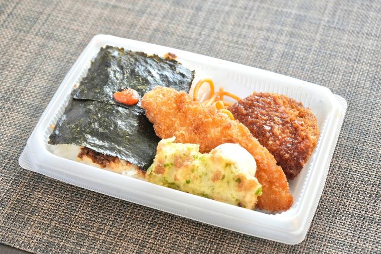 白い容器に盛られた白身魚のフライのせのり弁当