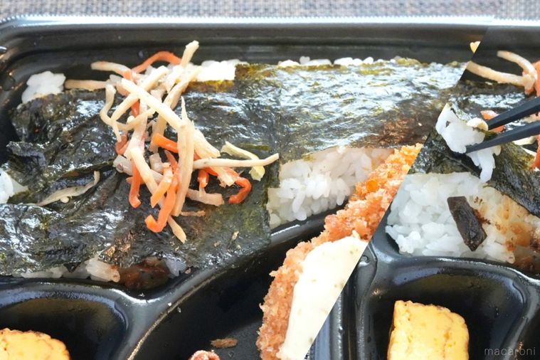 黒い容器に盛られた白身魚のフライのせのり弁当のごはん部分ときんぴらごぼう