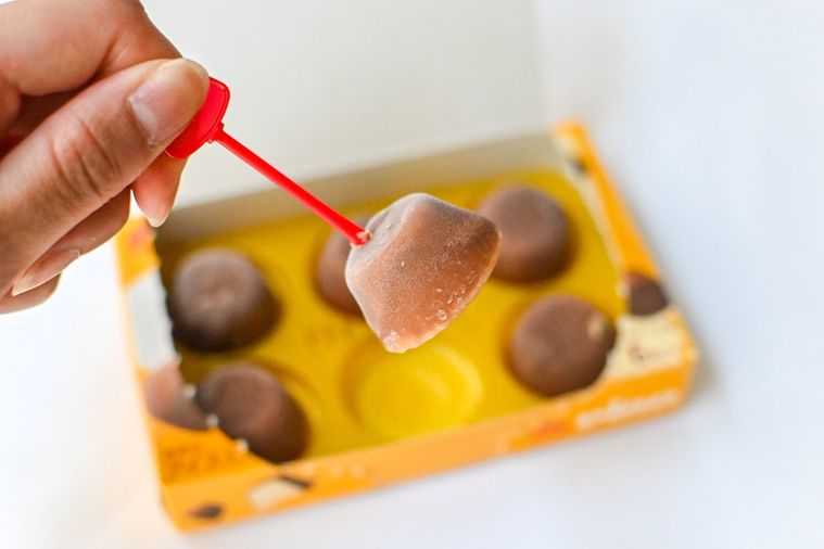 アイスをピックで持ち上げているところ