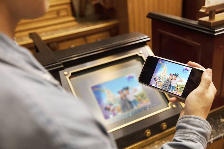 スマホを持っているところ