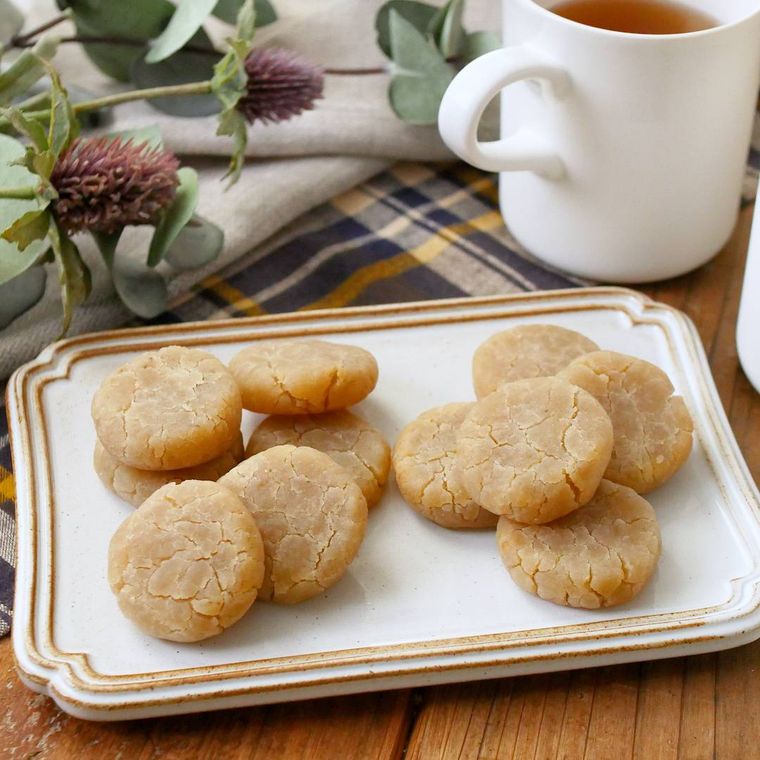 平皿に盛り付けたバナナクッキー