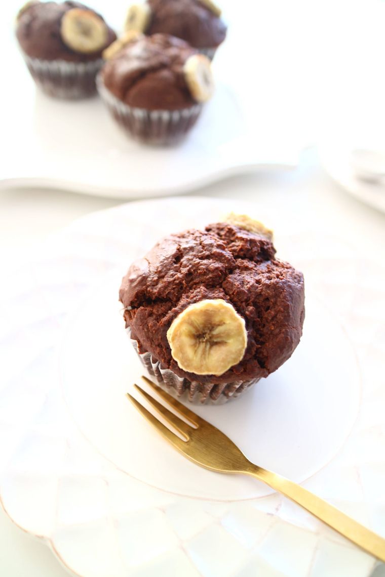 白い丸皿に盛り付けたバナナとココアの米粉マフィン