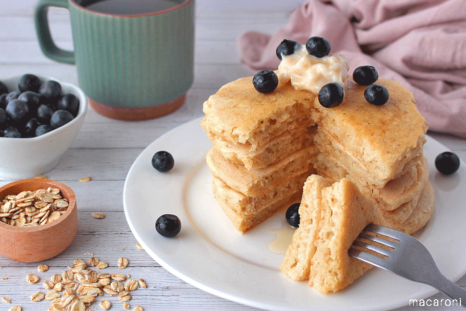 白い丸皿に盛り付けたパンケーキ