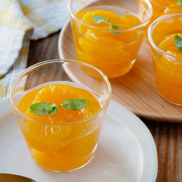 白い丸皿に盛り付けたみかんゼリー