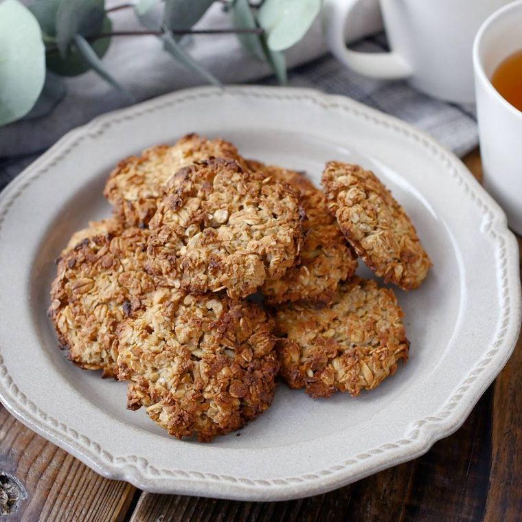 白い洋食器に盛り付けたオートミールクッキー