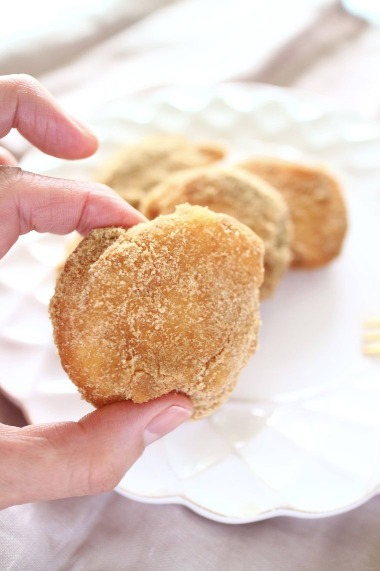 米粉と豆腐のきなこドーナツを手で摘んでいる様子
