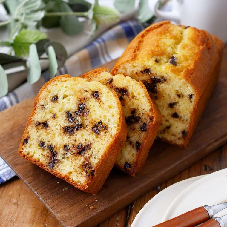 木のトレーにのせたチョコチップパウンドケーキ