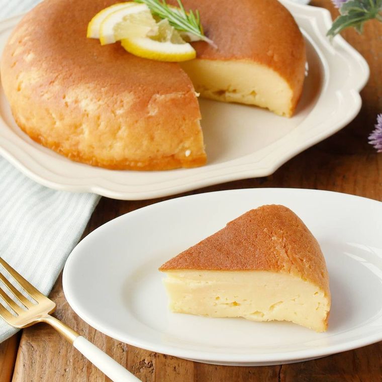 白い小皿に取り分けたヨーグルトケーキ