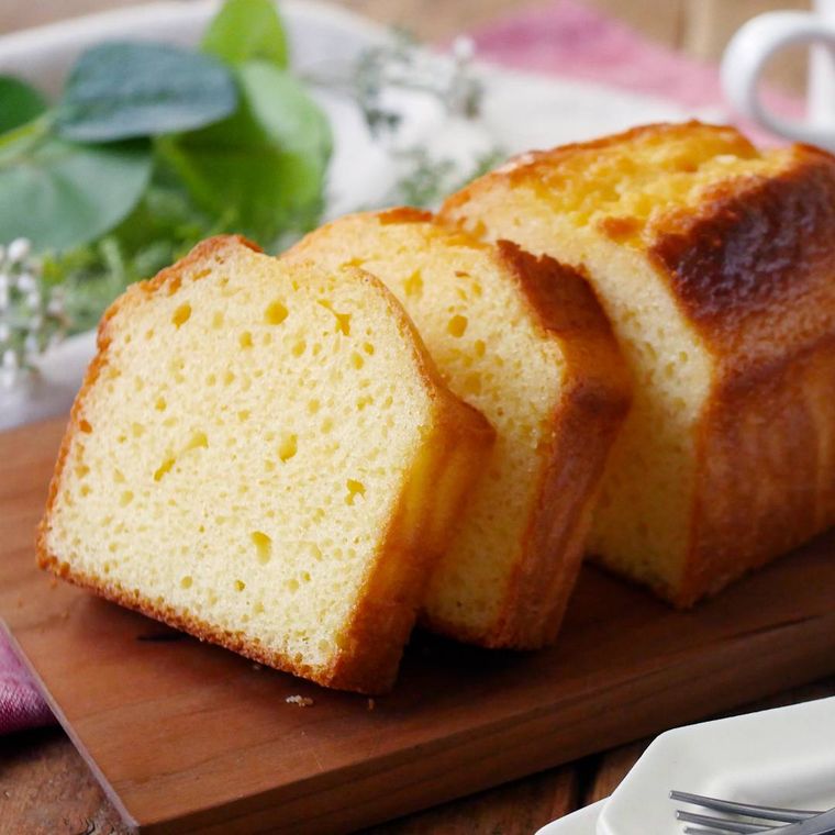 木のトレーにのせたヨーグルトパウンドケーキ