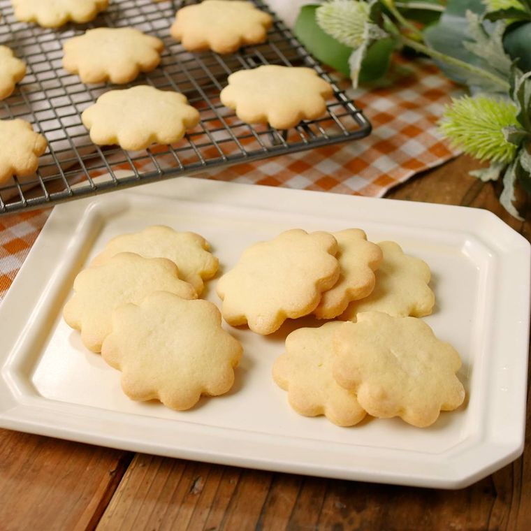 白く四角い皿にのせた型抜きクッキー