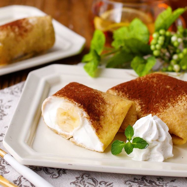 白く四角い皿に盛り付けたオートミールのチョコバナナクレープ