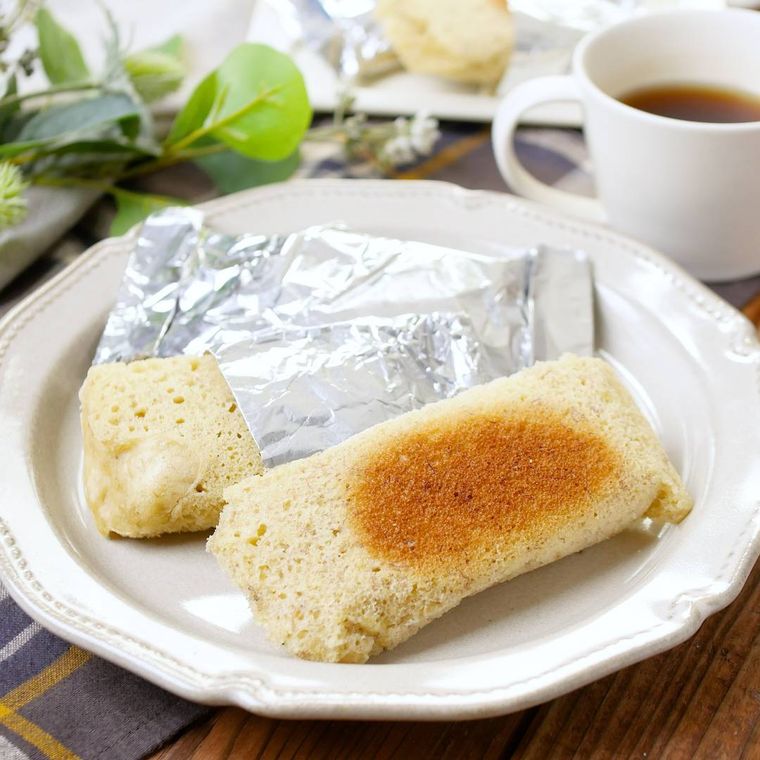 白い皿にのせたバナナホイルケーキ