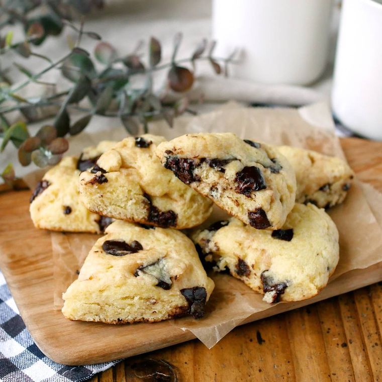 木のトレーにのせたチョコスコーン