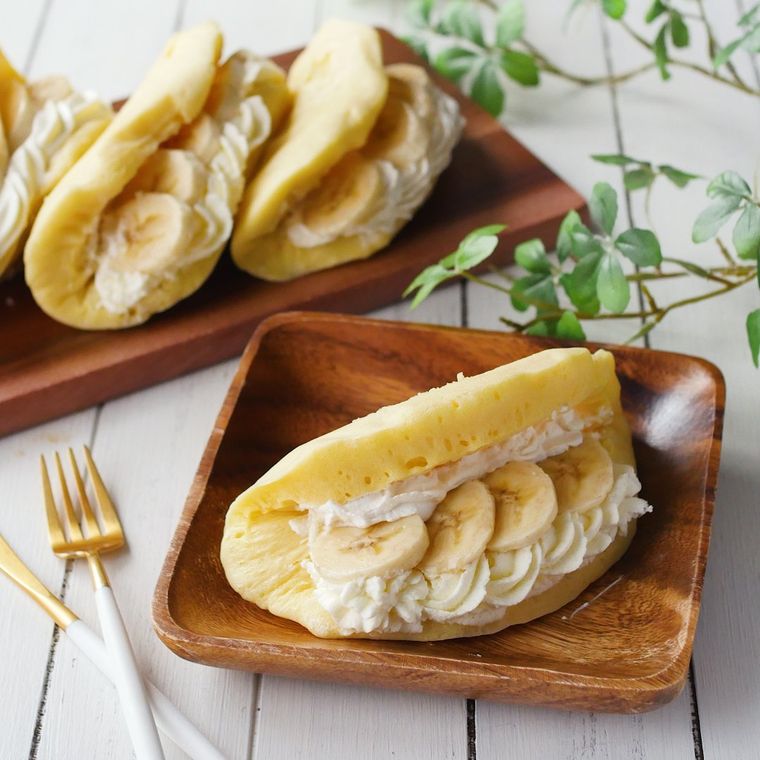 木の皿に取り分けたバナナオムレット