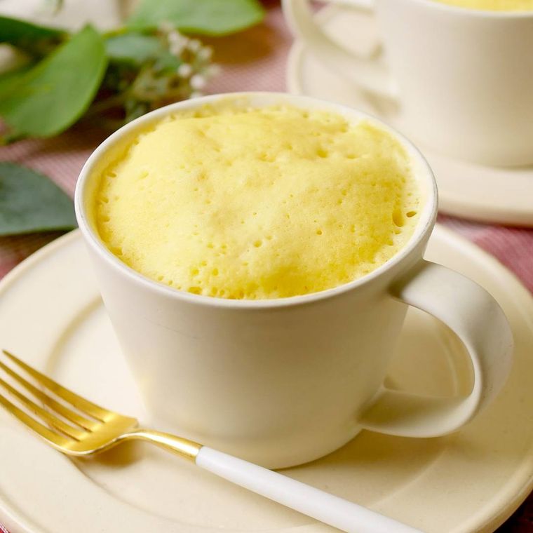 コーヒー皿にのせたカップマフィン