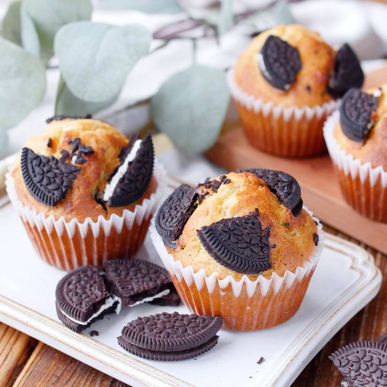 四角い皿にのせたオレオバナナマフィン