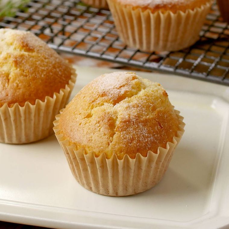 オフホワイトの四角い皿にのせたマフィン