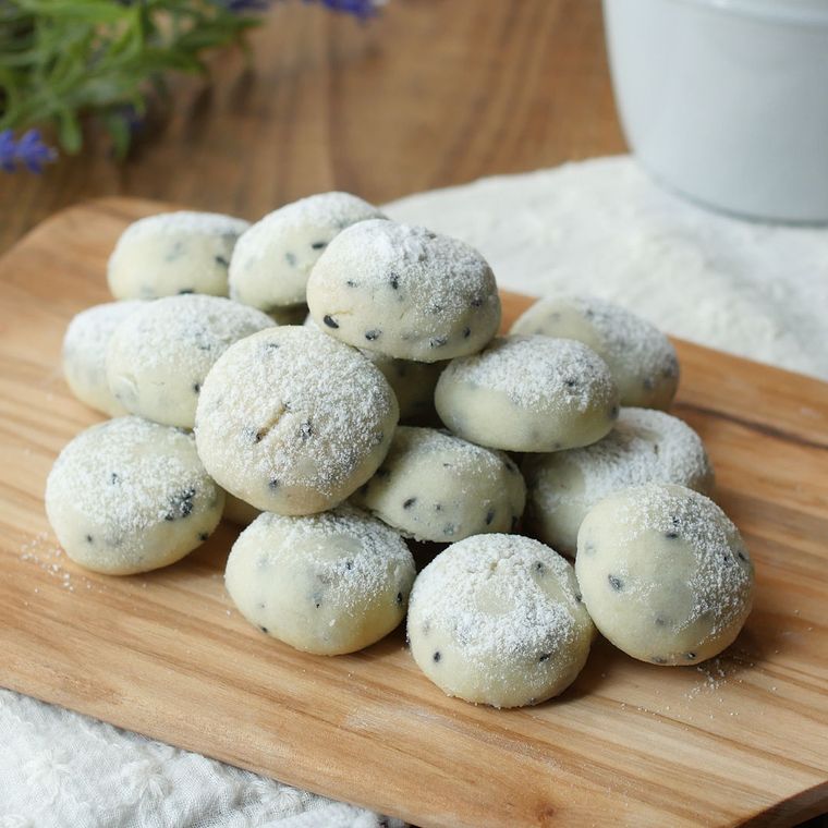 木のトレーにのせたセサミクッキー