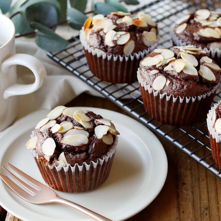 白い皿にのせたココアマフィン