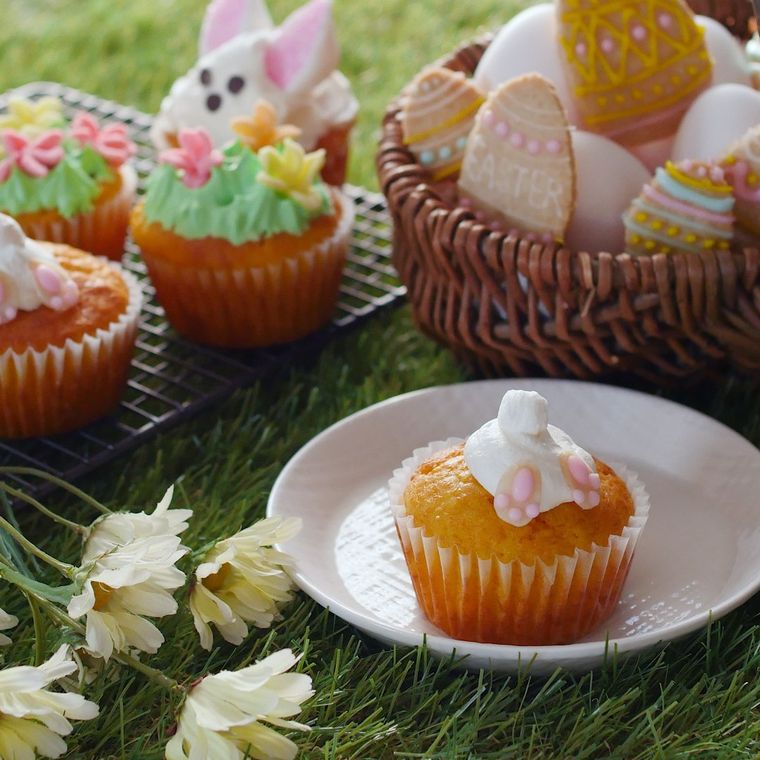 白い皿にのせたにんじんマフィン