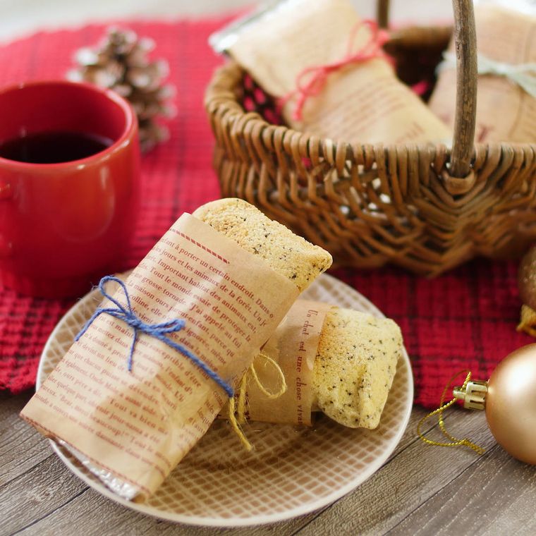 茶色いチェック柄の小皿にのせた紅茶のホイルケーキ