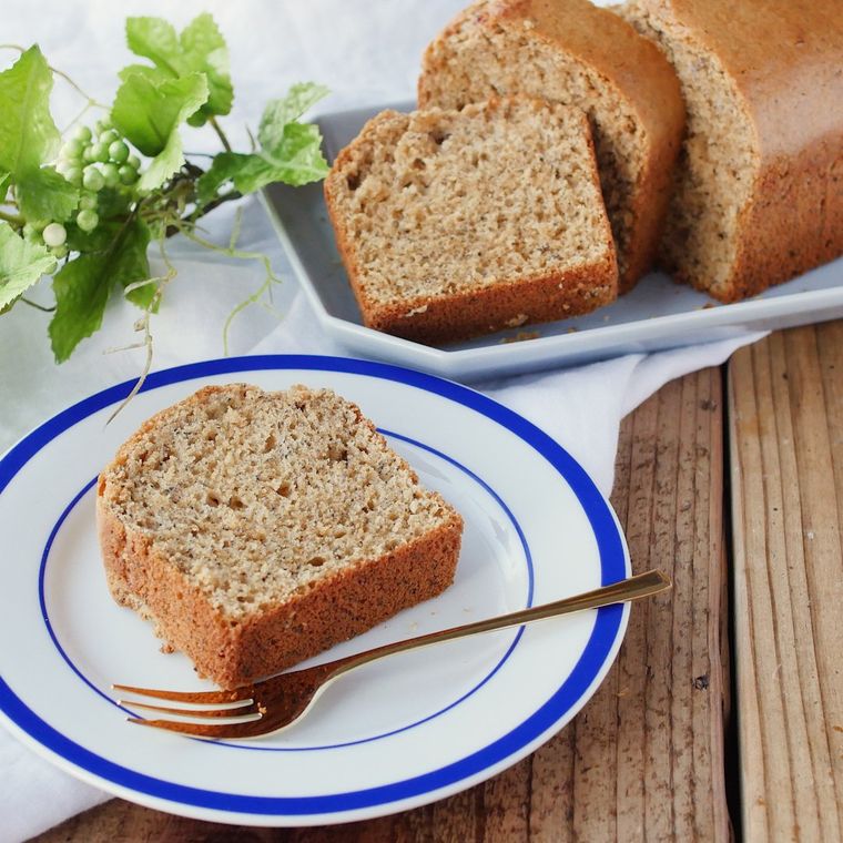 青いラインが入った白い皿に取り分けた紅茶のパウンドケーキ