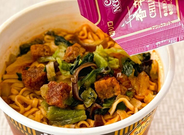 カップヌードル 14種のスパイス麻辣湯に香辛料風味油をかけている様子