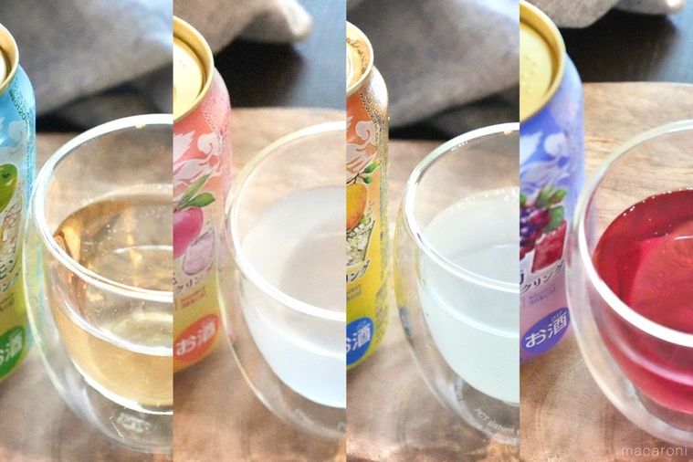 木のカッティングボードにのった黄緑色とピンク色と黄色と紫色のフルーツ缶チューハイとグラスとグレーの布