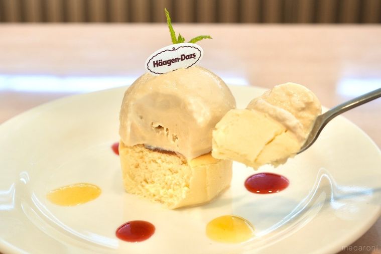 ファミリーレストランジョナサンとハーゲンダッツアイスのチーズケーキの断面とスプーンと白い皿