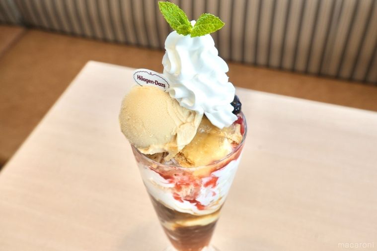 ファミリーレストランジョナサンとハーゲンダッツアイスのパフェのアイスクリームとホイップクリーム部分のアップ