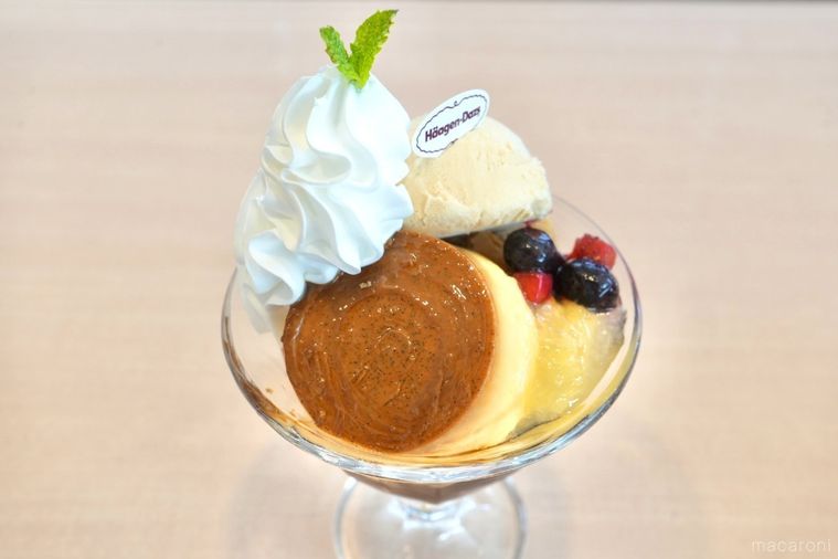 ファミリーレストランジョナサンとハーゲンダッツアイスのプリンパフェの上部のアップ