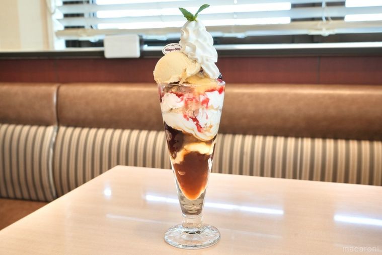 ファミリーレストランジョナサンとハーゲンダッツのキャラメルアイスクリームのパフェ