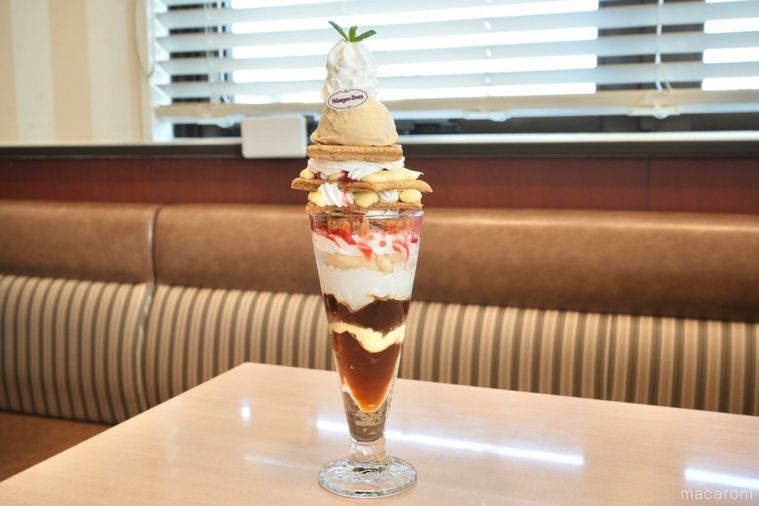 ファミリーレストランジョナサンとハーゲンダッツアイスのパフェのミルフィーユとホイップクリームのせ