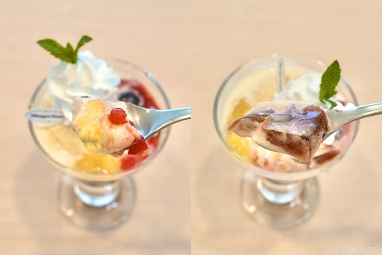 ファミリーレストランジョナサンとハーゲンダッツアイスの紅茶ゼリーパフェを銀のスプーンで食べる様子