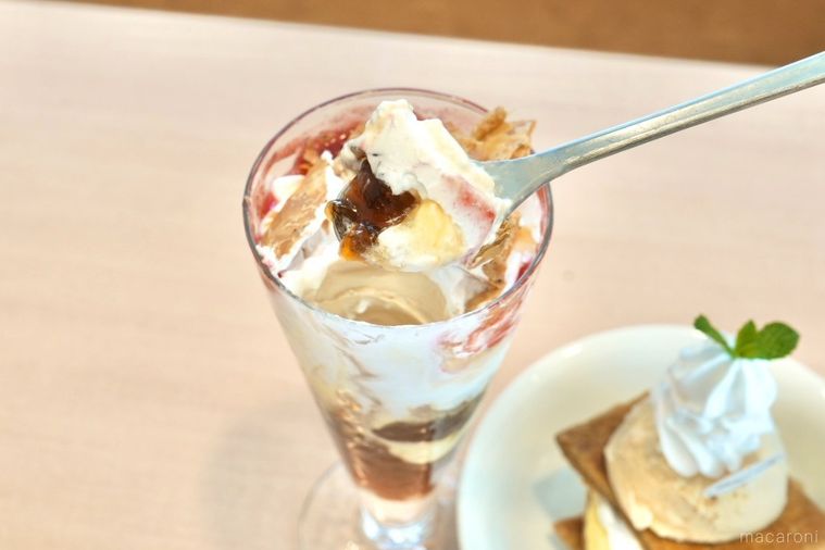 ファミリーレストランジョナサンとハーゲンダッツアイスのタイアップパフェを銀のスプーンで食べる様子と白い取り皿