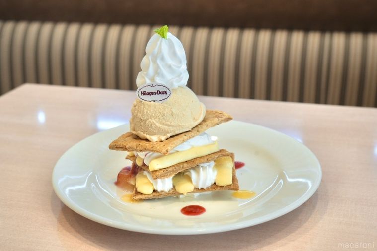 ファミリーレストランジョナサンとハーゲンダッツアイスのミルフィーユと白い皿