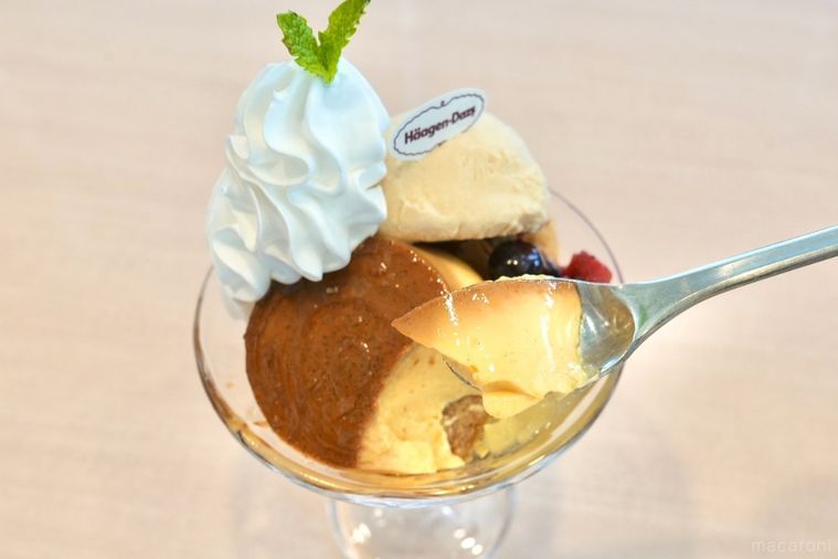 ファミリーレストランジョナサンとハーゲンダッツアイスのプリンパフェを銀のスプーンで食べる様子