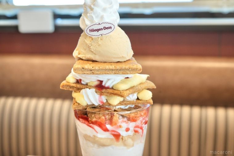 ファミリーレストランジョナサンとハーゲンダッツアイスのタイアップパフェのミルフィーユとアイスクリーム部分のアップ