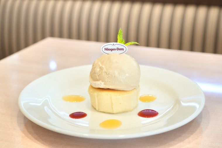 ファミリーレストランジョナサンとハーゲンダッツアイスのチーズケーキと白い皿