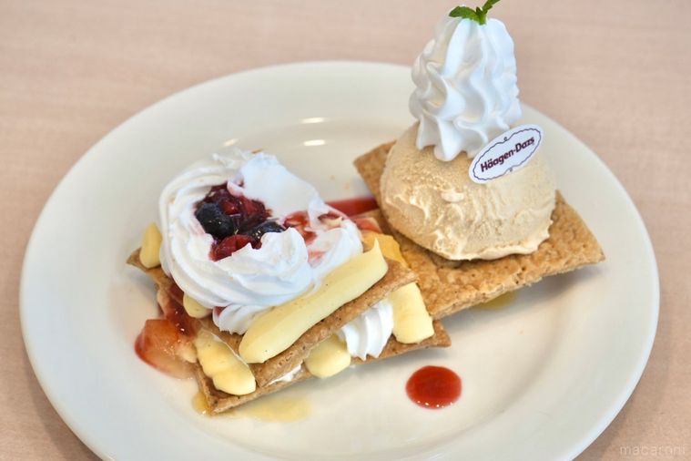ファミリーレストランジョナサンとハーゲンダッツアイスのミルフィーユの中身と白い皿
