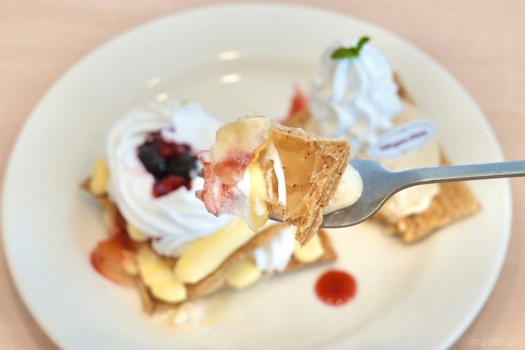 ファミリーレストランジョナサンとハーゲンダッツアイスのミルフィーユの中身と銀のスプーンと白い皿